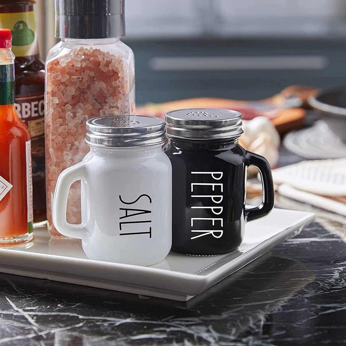 Salt and Pepper Shaker Set, Glass Black and White Shaker Set with Stainless Steel Lid (Black / White)